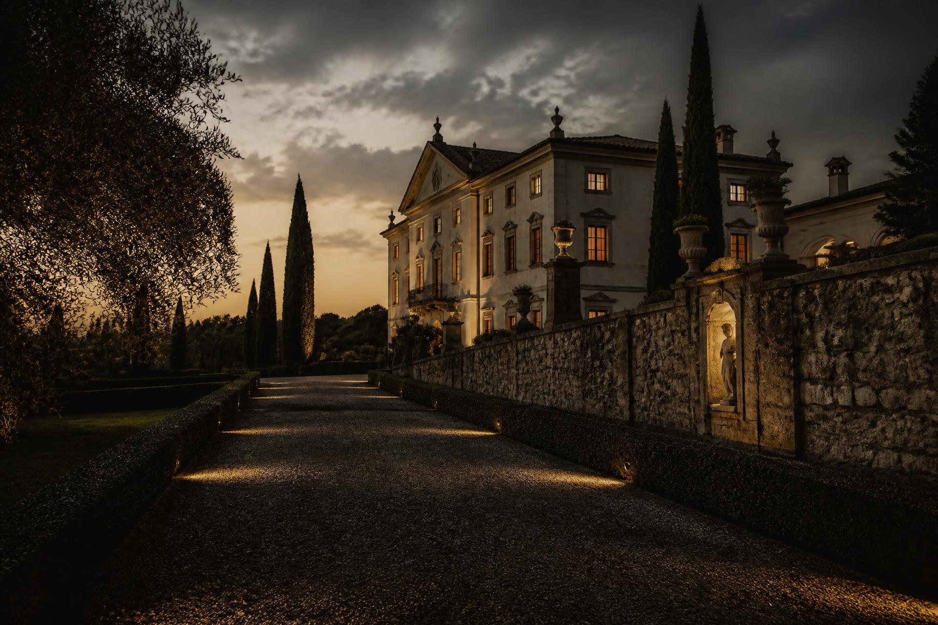 Historische europäische Villa in der Abenddämmerung